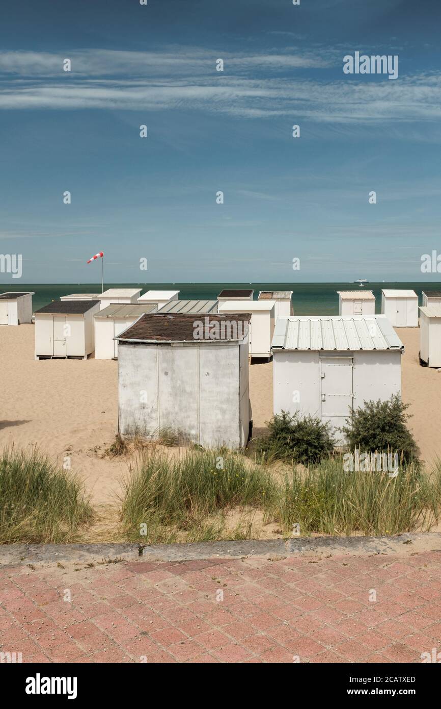 Cabines de plage sur la plage de Calais en France Banque D'Images