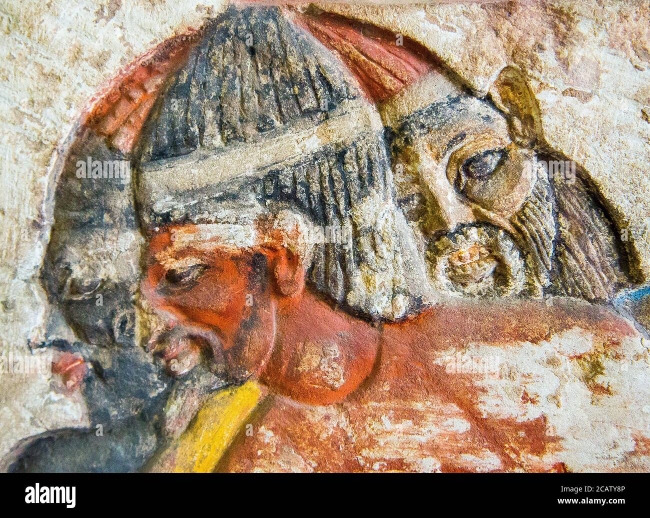 Égypte, le Caire, Musée égyptien, soulagement du roi Ramsès II tuant des ennemis étrangers : il tient un Nubien, un libyen et un syrien par les cheveux. Banque D'Images