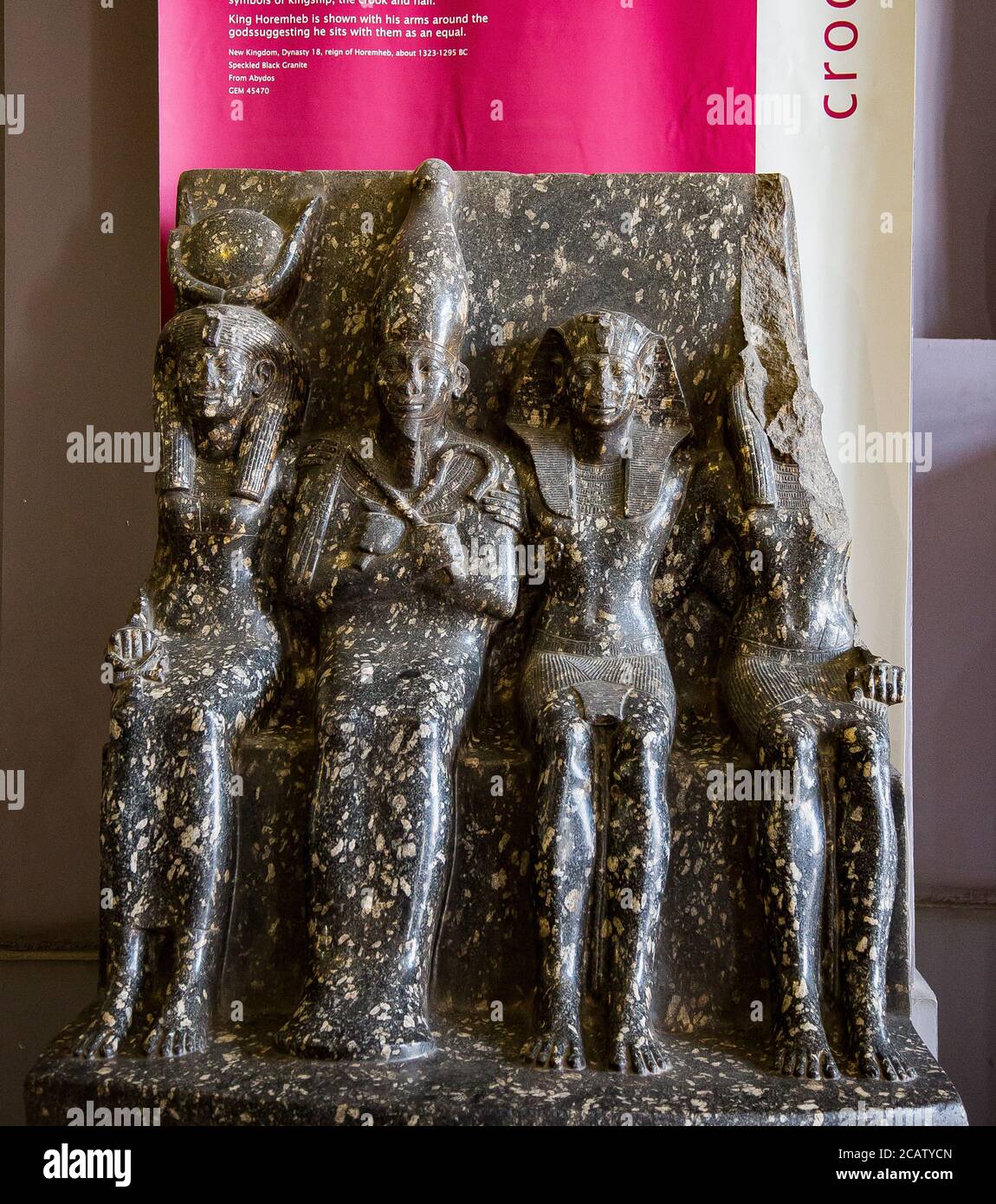 Égypte, le Caire, Musée égyptien, groupe de statues du roi Horemheb avec la divine triade d'Abydos : Osiris, Isis et Horus. Abydos, granit, dynastie 18. Banque D'Images