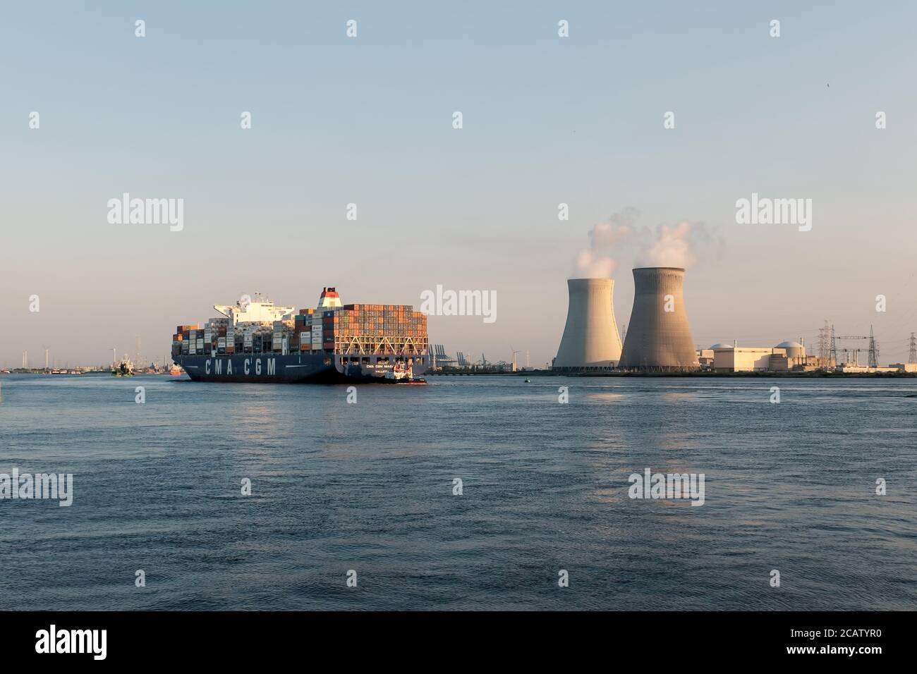 Grand navire à conteneurs CMA CGM Niagara naviguant au-delà du nucléaire Centrale électrique de Doel dans le port d'Anvers Banque D'Images