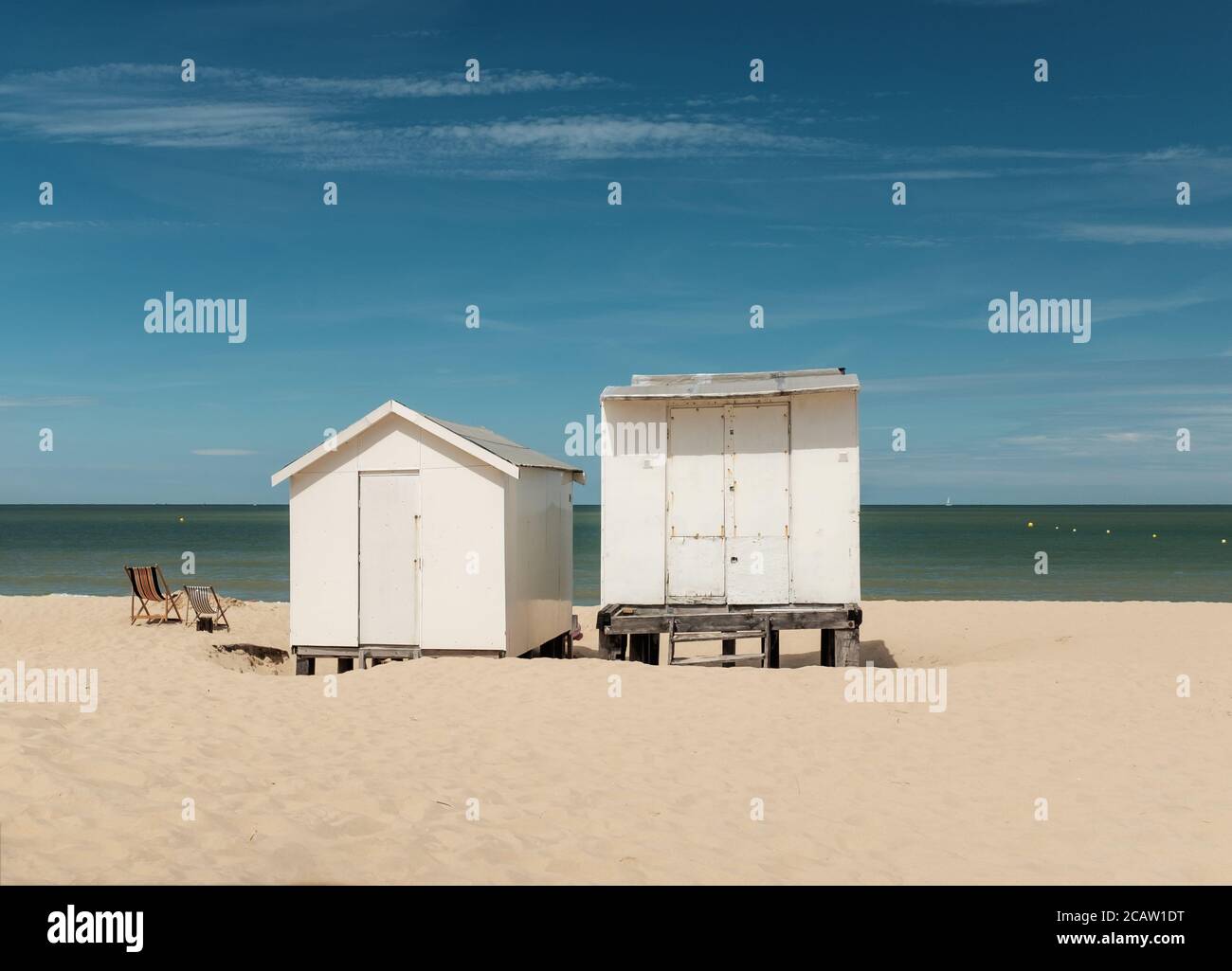 Cabines de plage sur la plage de Calais en France Banque D'Images