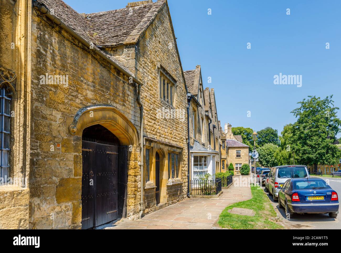 Pittoresque en bord de route, les cottages traditionnels en pierre de Cotswold et les bâtiments de Chipping Campden, une petite ville marchande des Cotswolds dans le Gloucestershire Banque D'Images