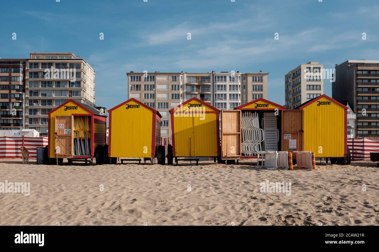 Huttes de plage vintage sur la côte belge Banque D'Images