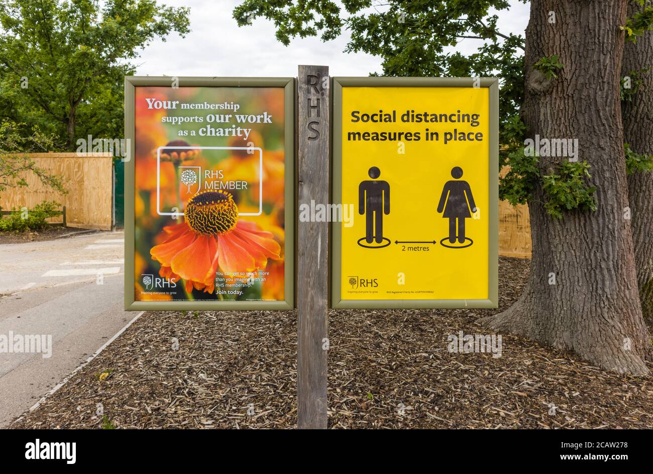 Panneau de rappel de distance de 2 m jaune et noir à RHS Garden, Wisley, Surrey Banque D'Images