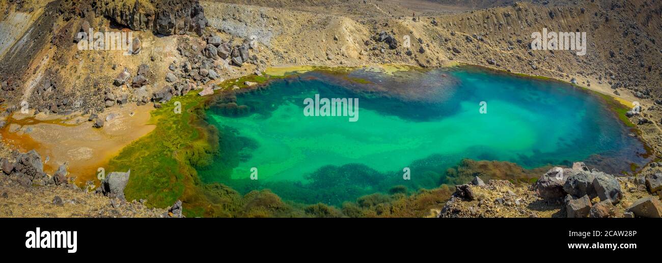 Vue panoramique sur l'un des lacs Emerald à l' Randonnée populaire à Tongariro Alpine Crossing en Nouvelle-Zélande Banque D'Images