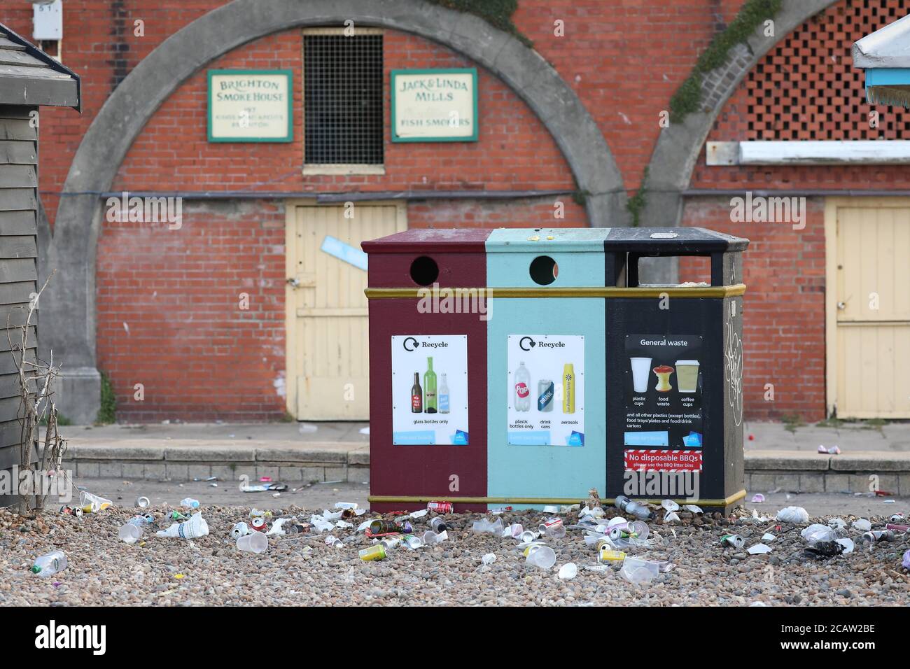 Brighton, Royaume-Uni. 09e août 2020. De grandes quantités de litière sont parsemées sur le front de mer et la plage de Brighton après une journée bien remplie à l'hôtel hier. Credit: James Boardman / Alamy Live News Banque D'Images