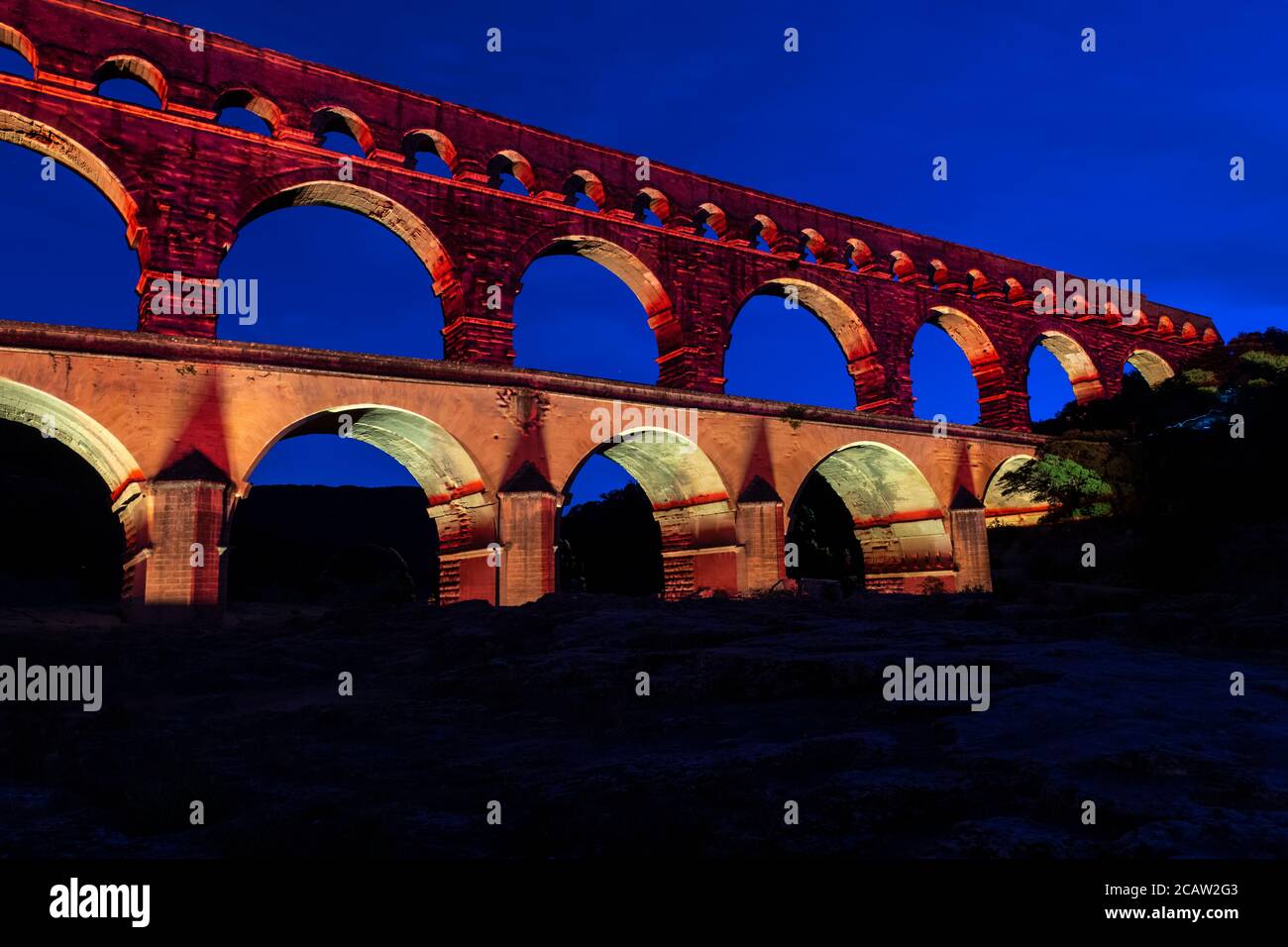 Le Pont du Gard de nuit / illuminations Photo Stock - Alamy