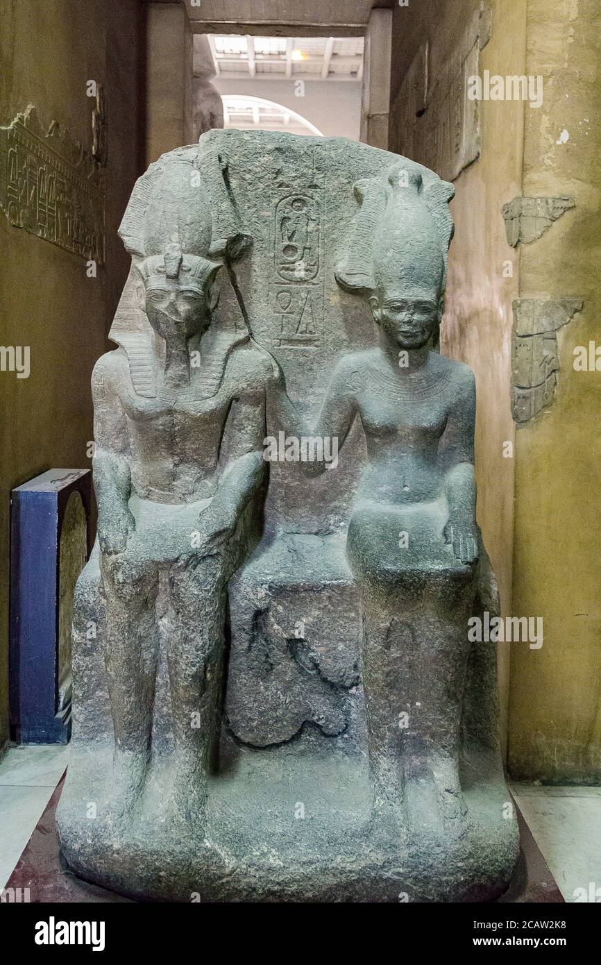 Égypte, le Caire, Musée égyptien, groupe de statues du roi Ramses II et déesse asiatique Anat. Banque D'Images