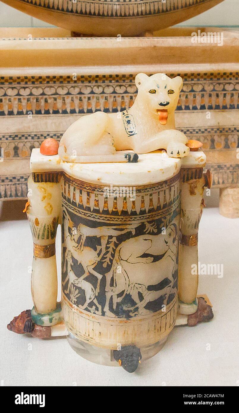 Egypte, le Caire, Toutankhamon albâtre, de sa tombe à Louxor : pot cylindrique avec un lion couché sur le dessus. Banque D'Images