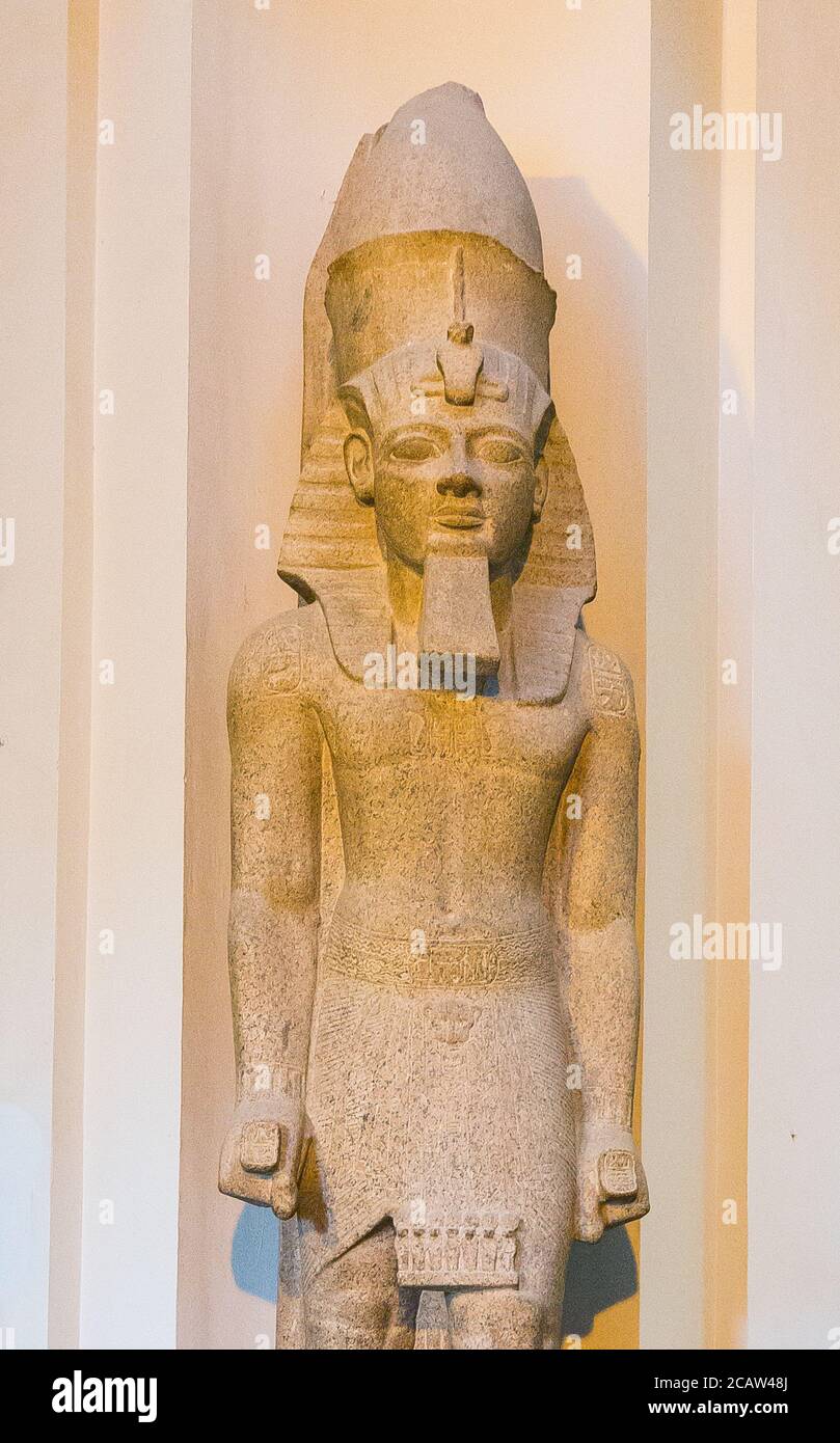 Égypte, le Caire, Musée égyptien, statue colossale de Ramsès II, trouvée à Hermopolis. Réutilisé par son fils Merenptah. Banque D'Images