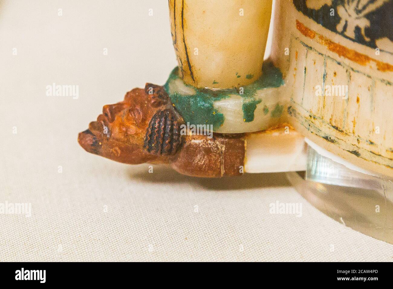 Egypte, le Caire, Toutankhamon albâtre, de sa tombe à Louxor : détail d'un pot cylindrique, tête ennemie étrangère au fond. Banque D'Images