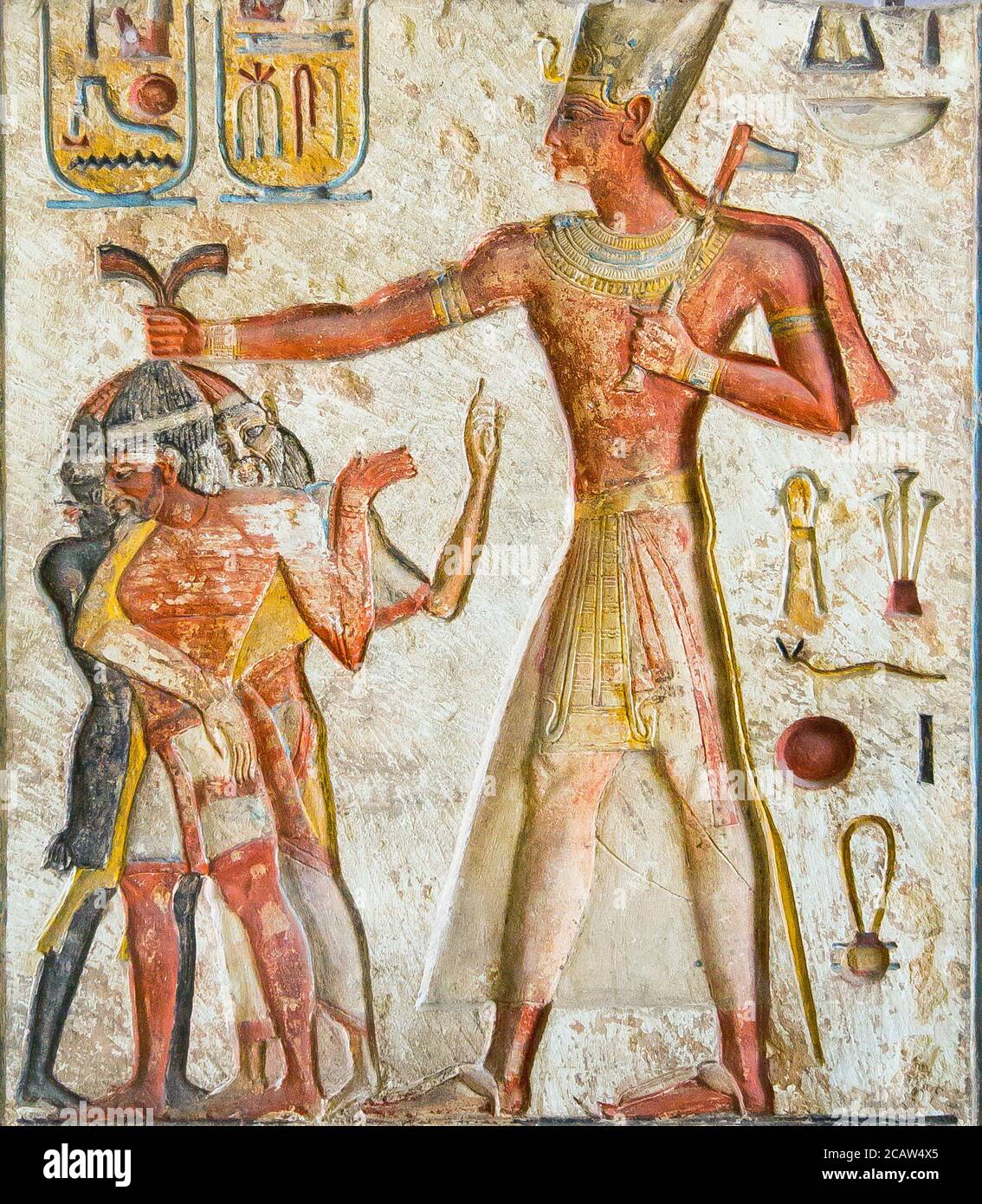 Le Caire, Musée égyptien, soulagement du roi Ramses II tuant des ennemis étrangers : les Nubiens, les Libyens et les Syriens. Calcaire, de Memphis. Banque D'Images