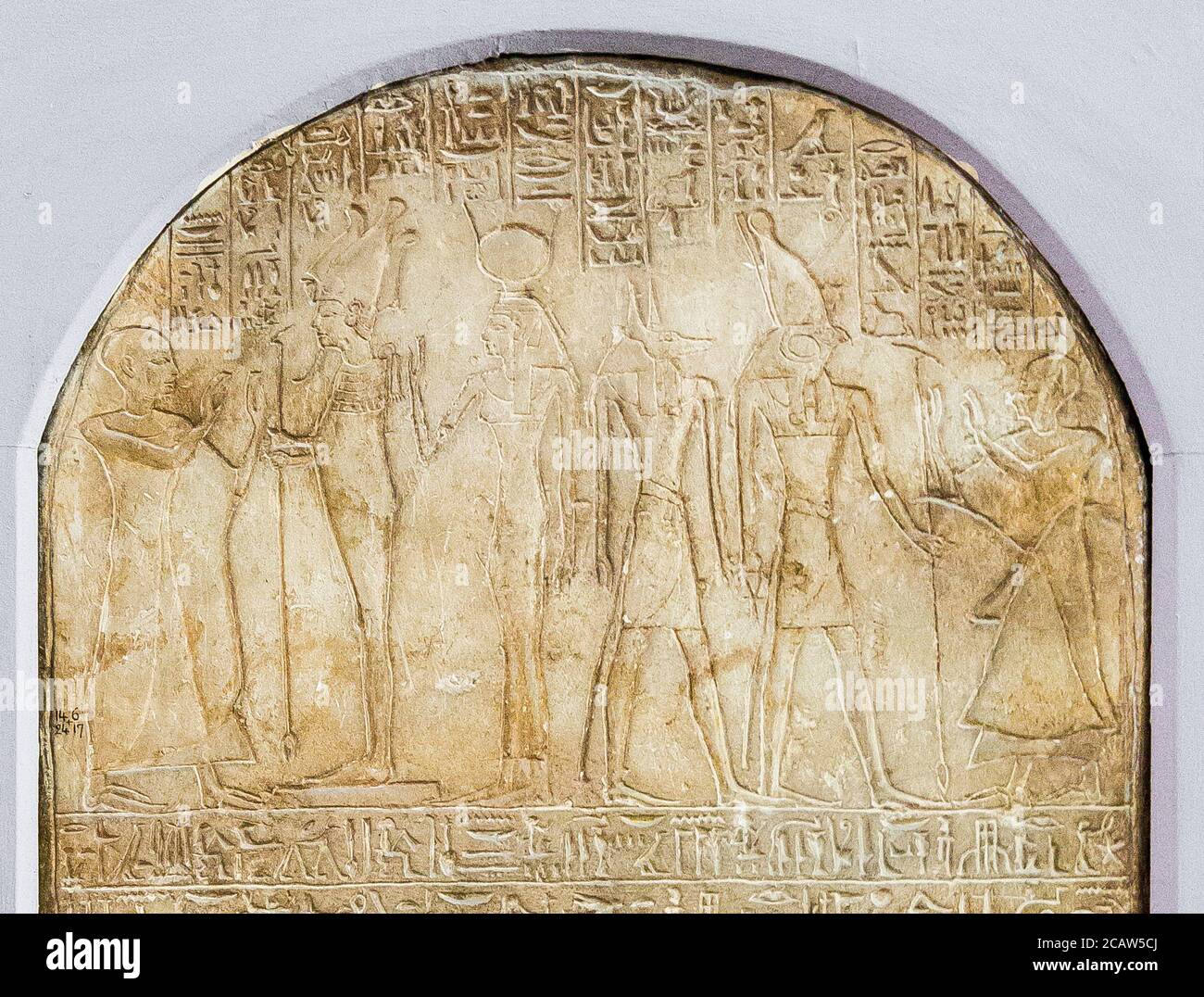 Égypte, le Caire, Musée égyptien, stèle de Neferrenpet, dynastie 19, d'Abydos. Neferrenpet adore Osiris, Isis, Horus et Oupouaout. Banque D'Images