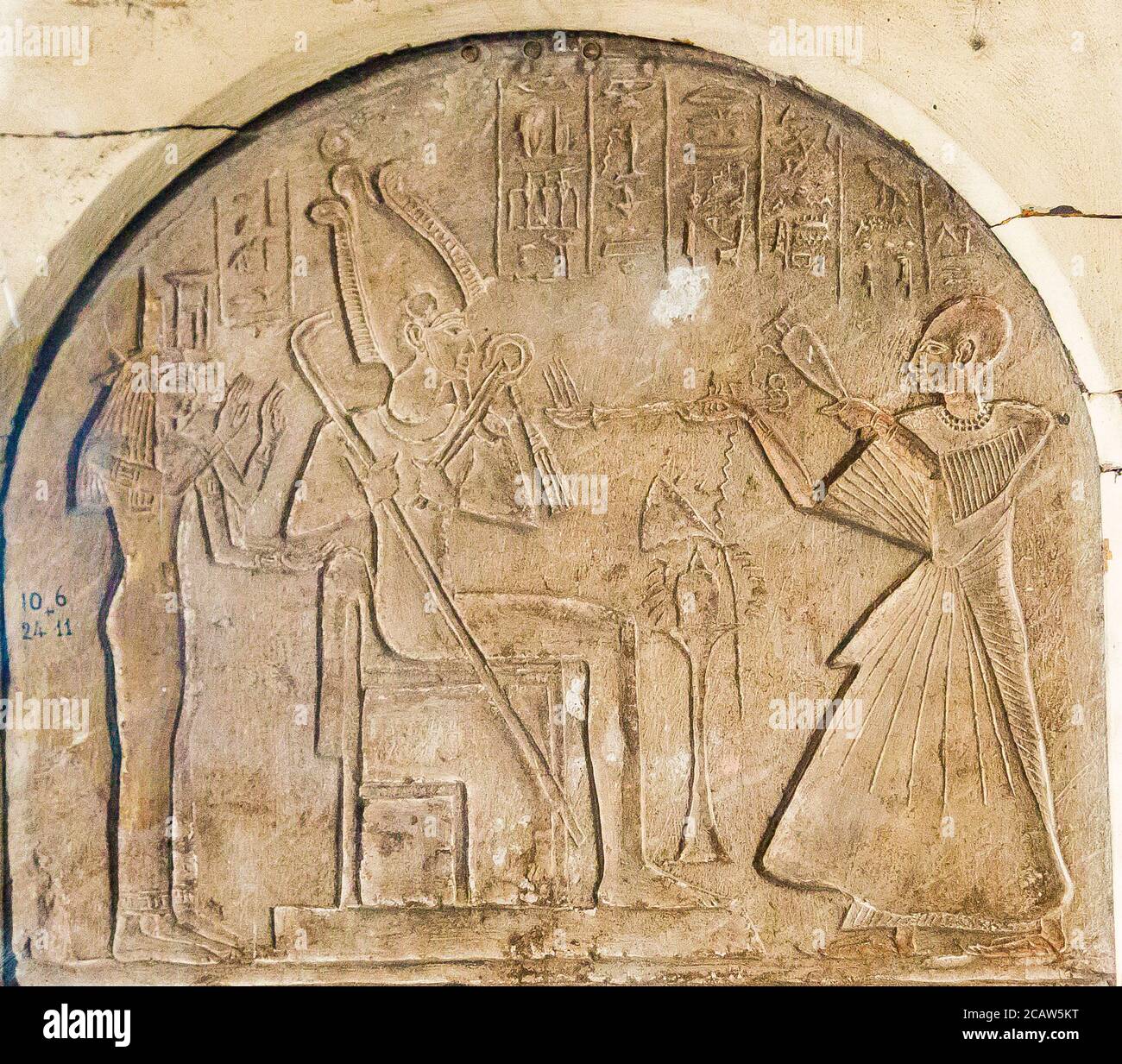 Le Caire, Musée égyptien, stela à plateau rond de tout, général du temple d'Amun. Tout est censurant et librant avant Osiris, Isis et Nephthys. Banque D'Images