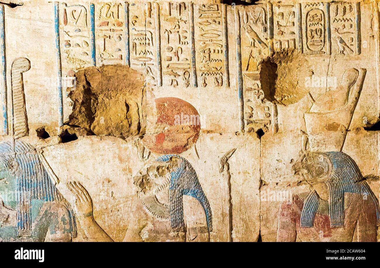 Thèbes en Egypte, site de Karnak, temple d'Opet. Le dieu Shu, la déesse Tefnut avec la tête d'une lionne, et leur fils Horus. Banque D'Images