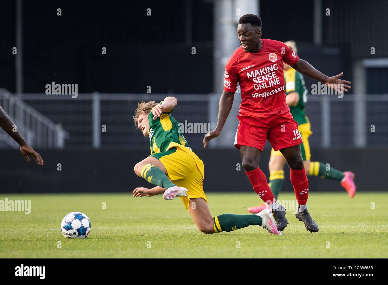 Almere, pays-Bas. 08 août 2020. ALMERE, 08-08-2020, stade Yanmar, saison 2020/2021, pré-saison de football néerlandais Keuken Kampioen Divie. /l ADO Den Haag joueur SEM Steijn, joueur d'Almere City Steve Tunga pendant le match Almere City FC - ADO Den Haag crédit: Pro Shots/Alay Live News Banque D'Images