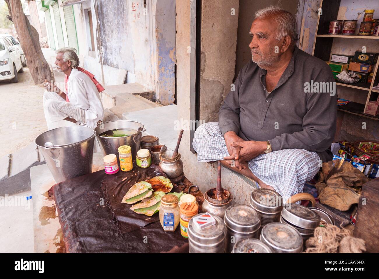 Pushkar / Inde - 10 mars 2020: Homme assis dans la boutique vendant des noix de bétel à Pushkar Banque D'Images