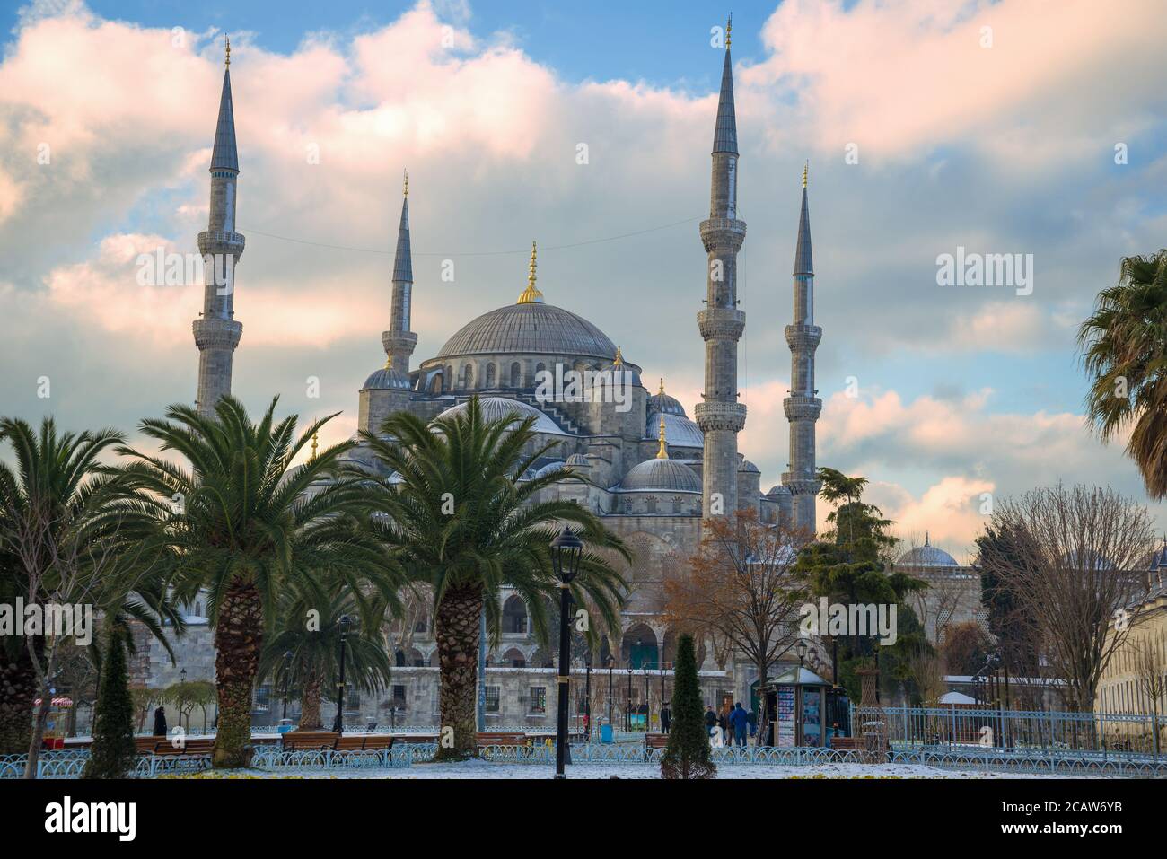 Vue sur la Mosquée bleue lors d'une soirée de janvier. Istanbul, Turquie Banque D'Images