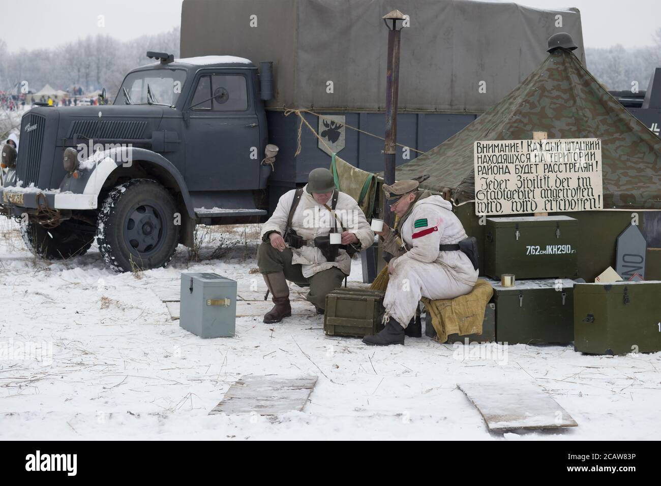 SAINT-PÉTERSBOURG, RUSSIE - 14 JANVIER 2018 : les soldats allemands boivent du thé dans le camp. Fragment de la reconstruction militaire-historique des batailles pour Banque D'Images