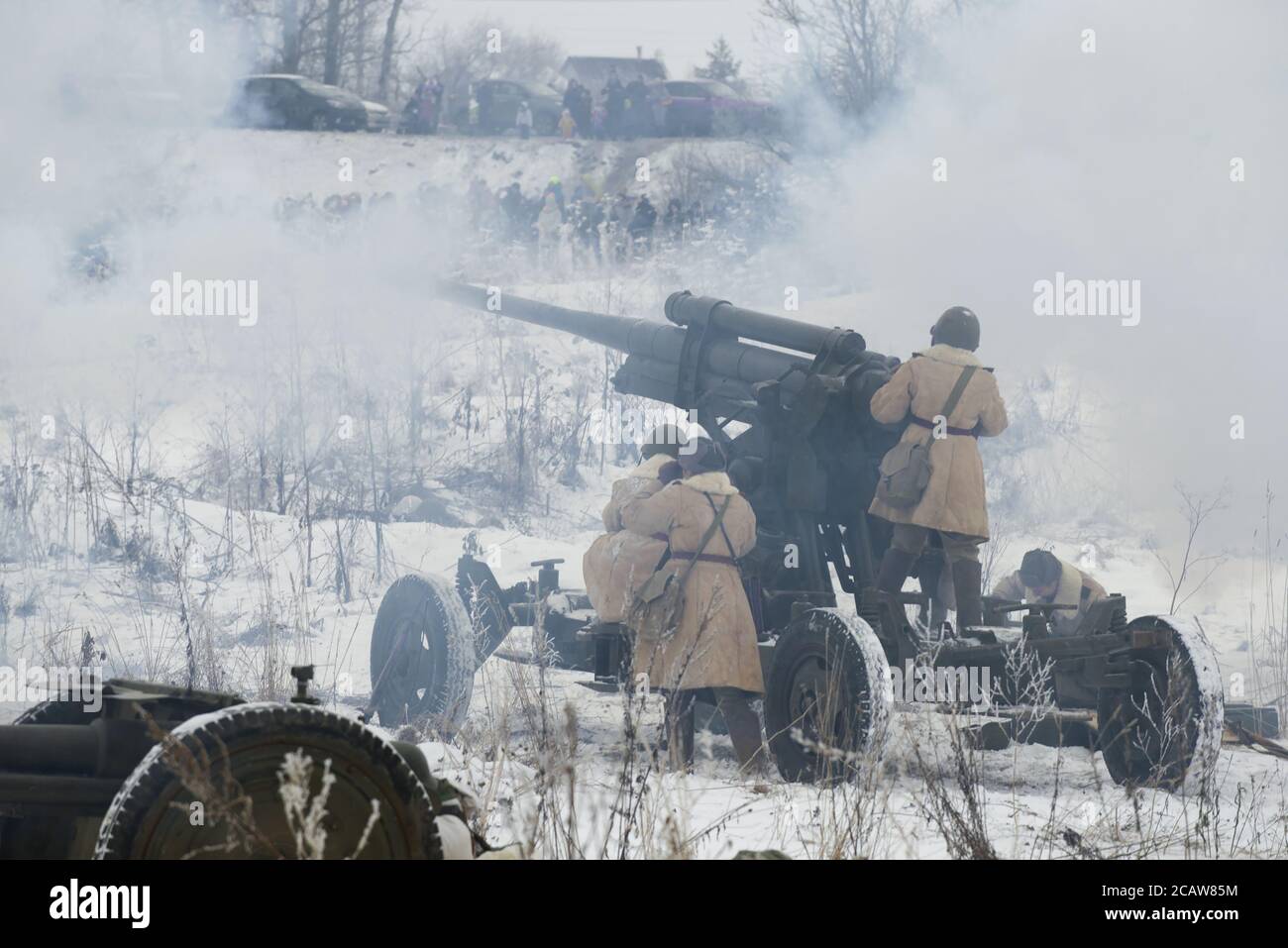 KRASNOE SELO, RUSSIE - 14 JANVIER 2018 : une équipe de canons d'artillerie antiaériens s'enflammé sur des cibles terrestres. Fragment de la reconstruction militaire-historique Banque D'Images