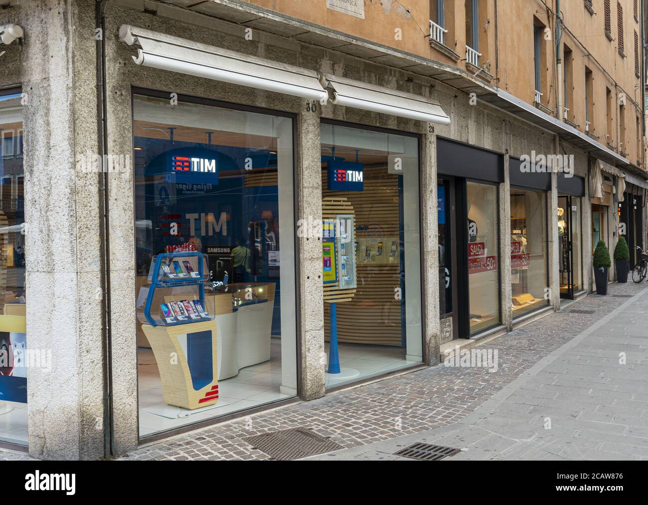 Ferrara, Italie. 6 août 2020. La vitrine de la boutique de la marque TIM dans le centre de Ferrara, en Italie Banque D'Images