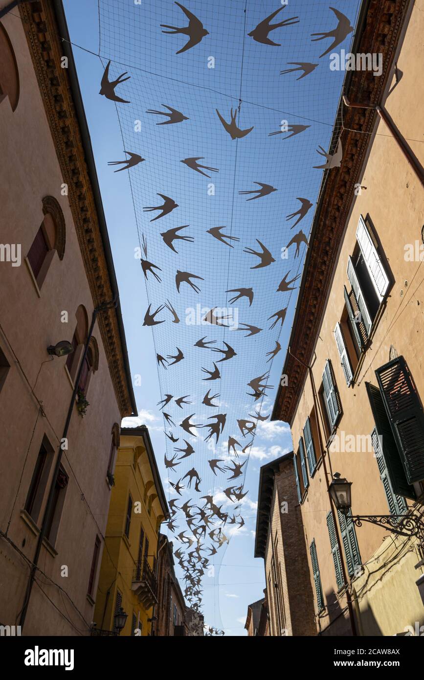 Ferrara, Italie. 6 août 2020. Les hirondelles décoratives le long de la rue Mazzini dans le centre de Ferrara, Italie Banque D'Images
