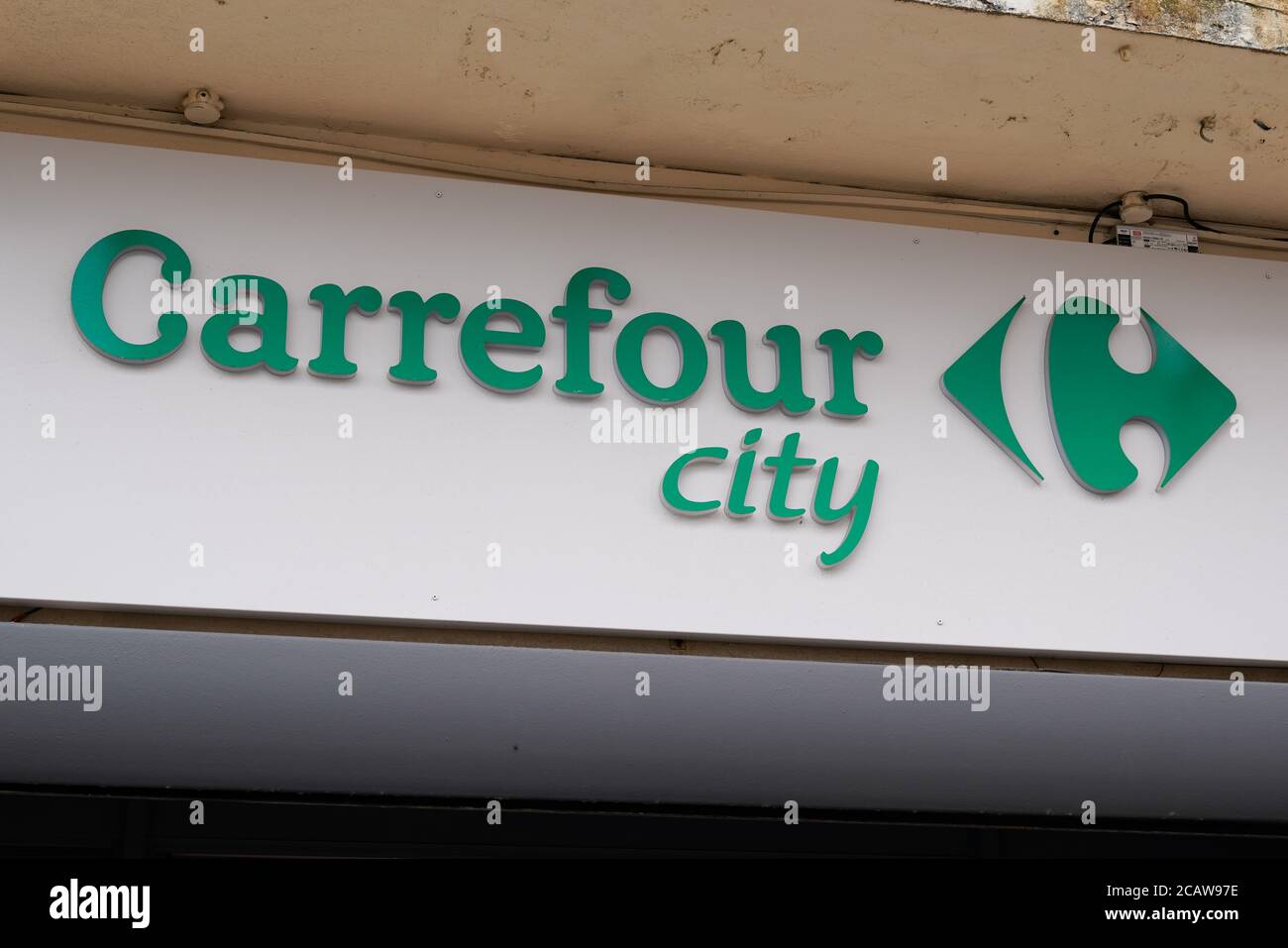 Bordeaux , Aquitaine / France - 08 04 2020 : logo de la ville Carrefour et texte vert pour le magasin d'entrée du supermarché du centre-ville français Banque D'Images