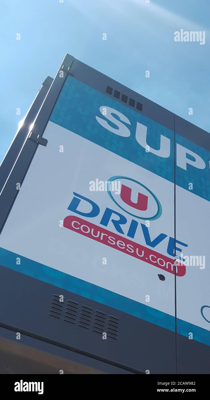 Bordeaux , Aquitaine / France - 08 04 2020 : Super U Drive texte sur le logo du marché de la boutique française du supermarché Banque D'Images
