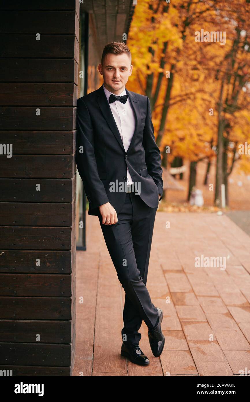 jeune marié élégant en costume noir en automne garez-vous le jour du mariage  Photo Stock - Alamy