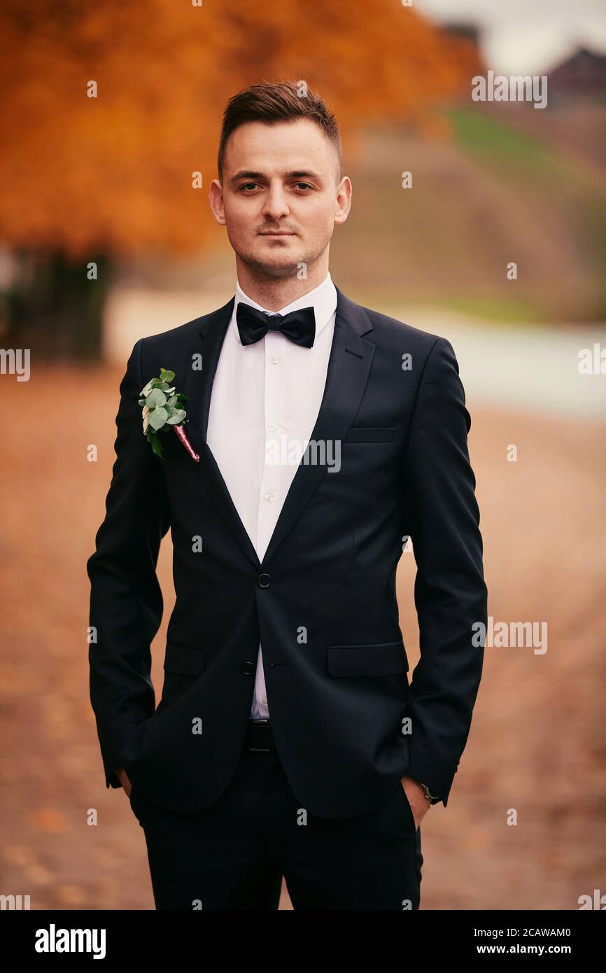 jeune marié élégant en costume noir en automne garez-vous le jour du mariage  Photo Stock - Alamy