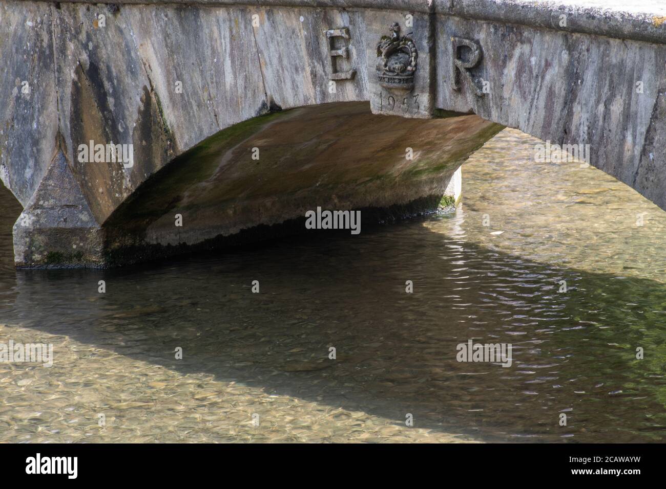 Pont traditionnel en pierre sur le ruisseau célébrant Queens Coronation Banque D'Images