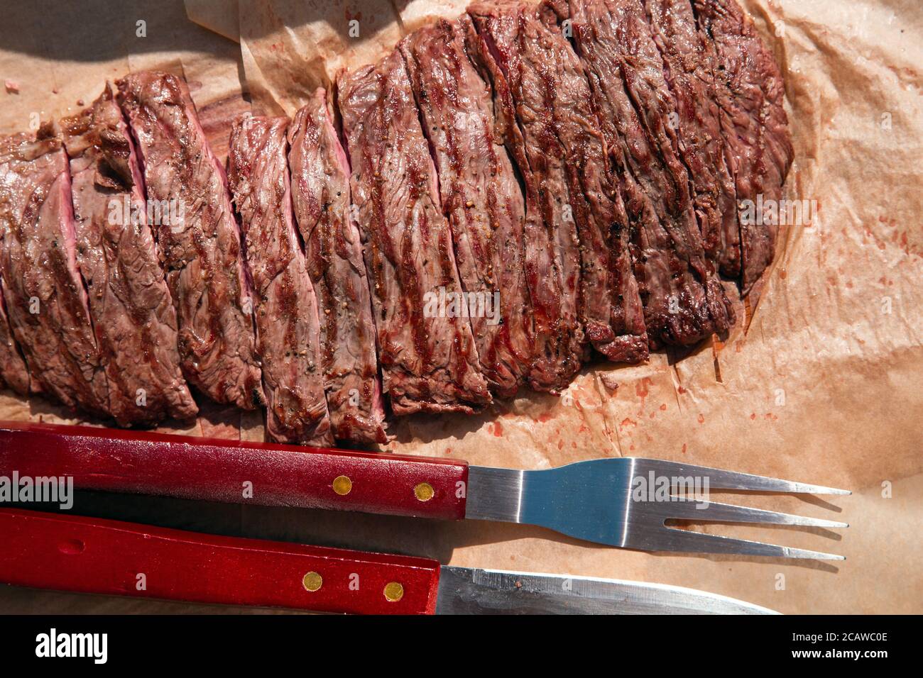 Steak barbecue traditionnel coupé en tranches de bœuf Bavette prêt à manger, Banque D'Images Steak barbecue traditionnel coupé en tranches de bœuf Bavette prêt à manger, Banque D'Images