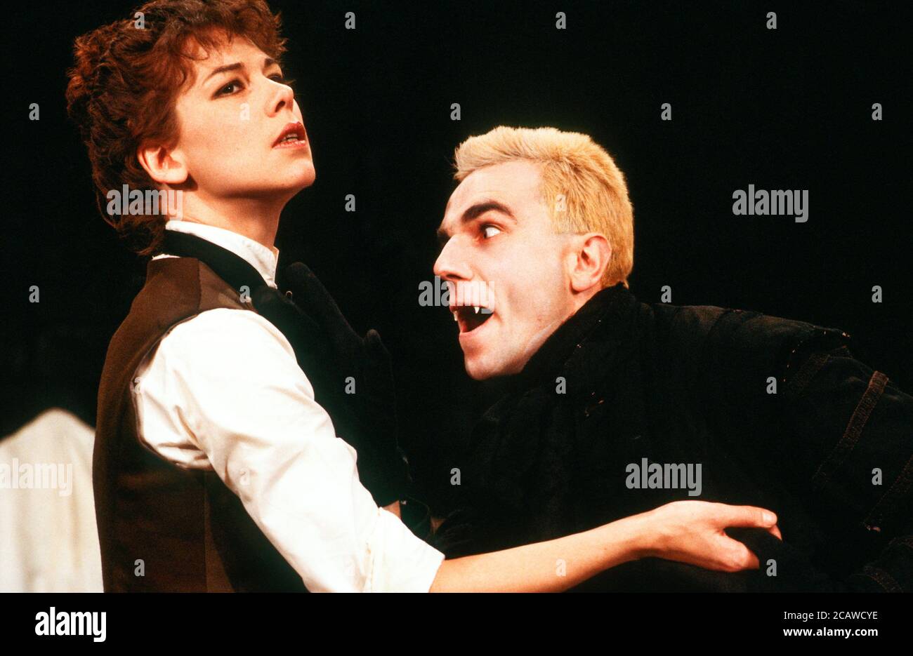 DRACULA écrit et réalisé par Chris Bond après Bram Stoker design: Billy Meall éclairage: Jimmy Simmonds Victoria Hardcastle (Dr Tanya Van Helsing), Daniel Day Lewis (Dracula) Half Moon Theatre, Londres E1 23/11/1984 (c) Donald Cooper Banque D'Images