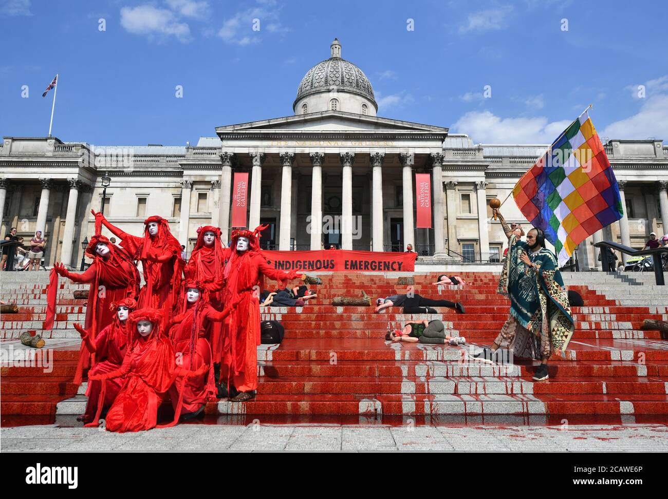 Extinction les manifestants de la rébellion versent de la teinture rouge sur les marches à l'extérieur de la National Gallery à Trafalgar Square, Londres, dans une action de solidarité pour les communautés autochtones du Brésil qui meurent de Covid-19. Banque D'Images