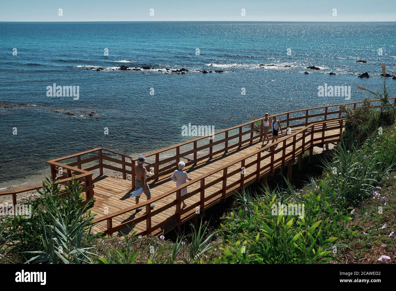 Senda Litoral, promenade en bois, de l'allée, promenade du front de mer, la connexion de plages de la Costa del Sol, La Cala, Andalousie, espagne. Banque D'Images
