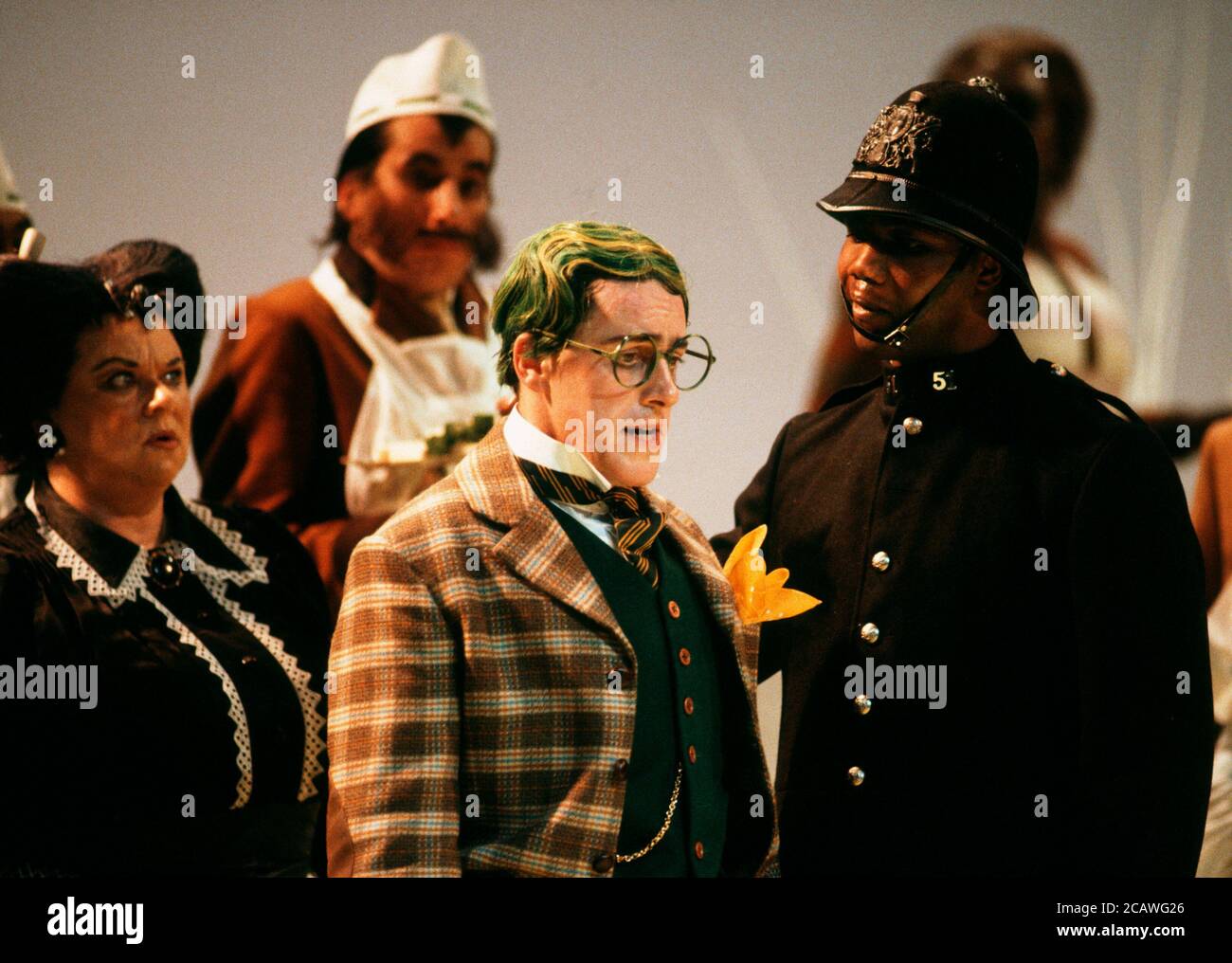 LE VENT DANS LES SAULES par Kenneth Grahame adapté par Alan Bennett design: Mark Thompson éclairage: Paul Pyant réalisateur: Nicholas Hytner Toad in court - l-r: Carol Macready (Bargewoman), Griff Rhys Jones (Toad), Nicholas Monu (policier) Olivier Theatre, National Theatre (NT), London SE1 12/12/1990 (c) Donald Cooper Banque D'Images