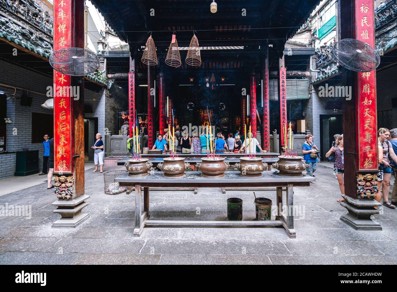 La Pagode BA Thien Hau avec des brûleurs d'encens en pierre et consacrée temple adorateurs en arrière-plan Banque D'Images