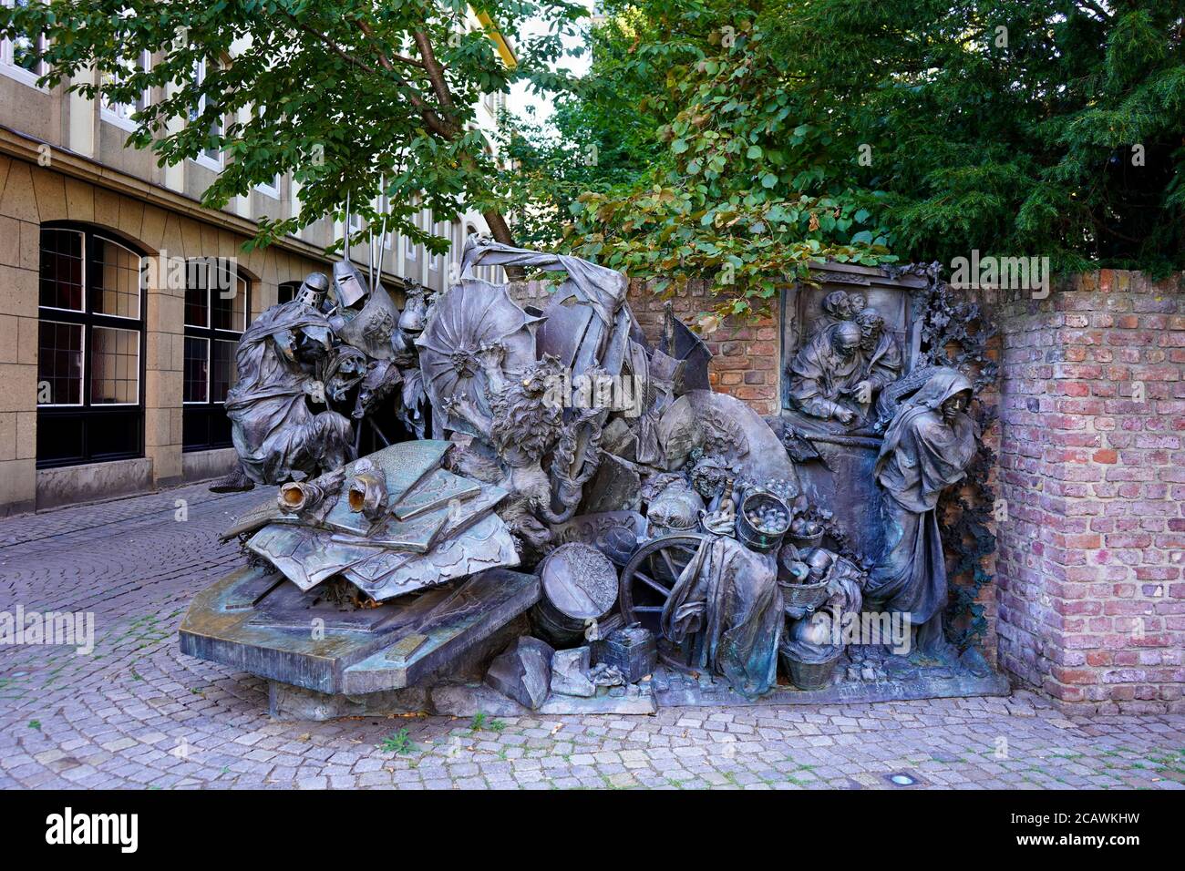 Vue d'ensemble de la sculpture en bronze 'Stadterhebungsmonument' du sculpteur Bert Gerresheim, dévoilée en 1988 à l'occasion du 700e anniversaire de Düsseldorf. Banque D'Images