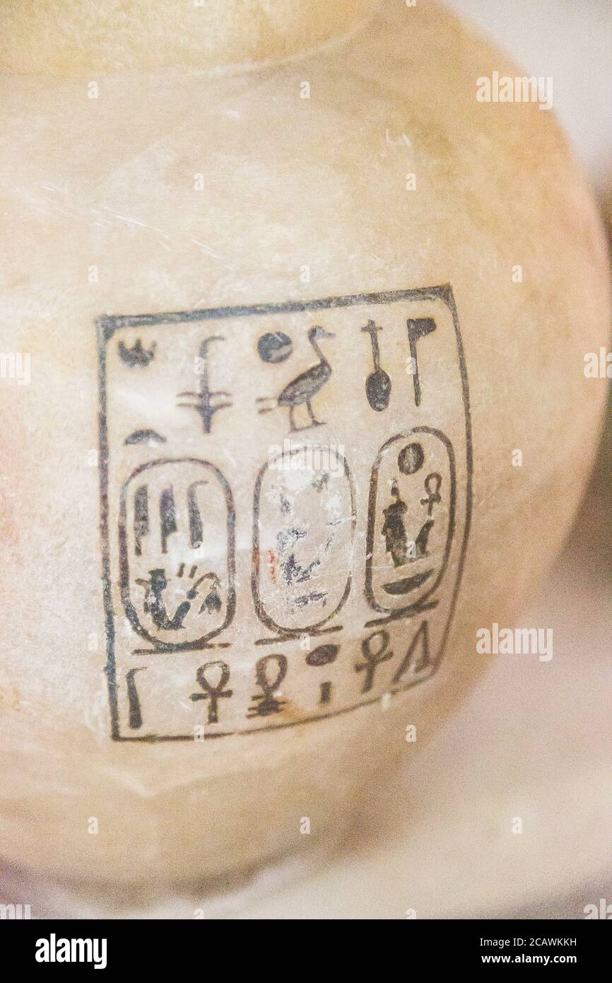 Egypte, le Caire, Toutankhamon albâtre, de son tombeau à Louxor, détail du pot : les cartouches d'Amenhotep III et Tiyi. Banque D'Images