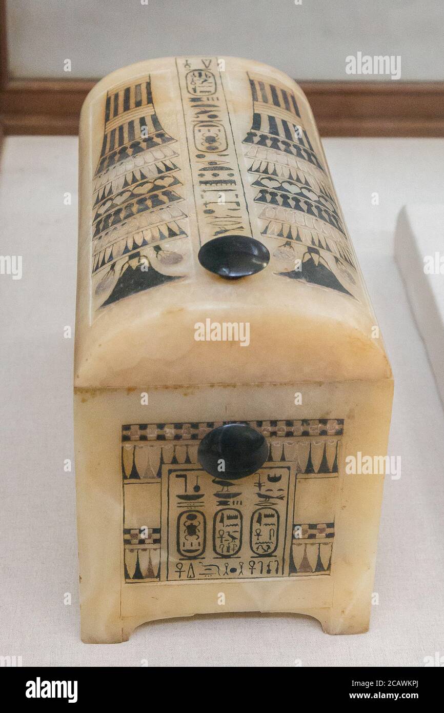 Egypte, le Caire, Toutankhamon albâtre, de sa tombe à Louxor : boîte peinte avec boutons en obsidienne. Avec des cartouches du roi. Banque D'Images