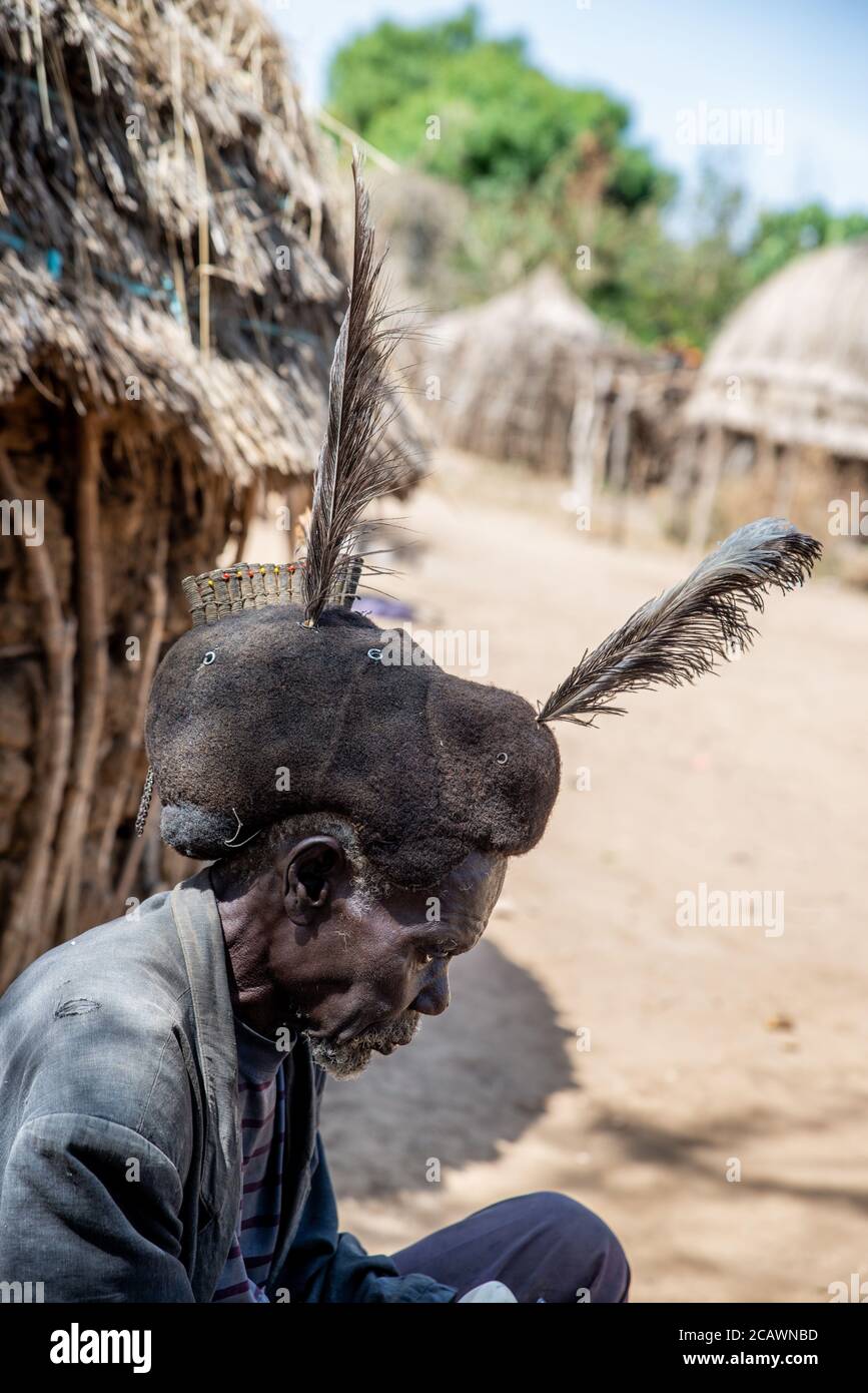 Vieux Karamojong portant une coiffe d'étimat (epukot) faite de cheveux humains et de plumes d'autruche, district de Moroto, Ouganda Banque D'Images