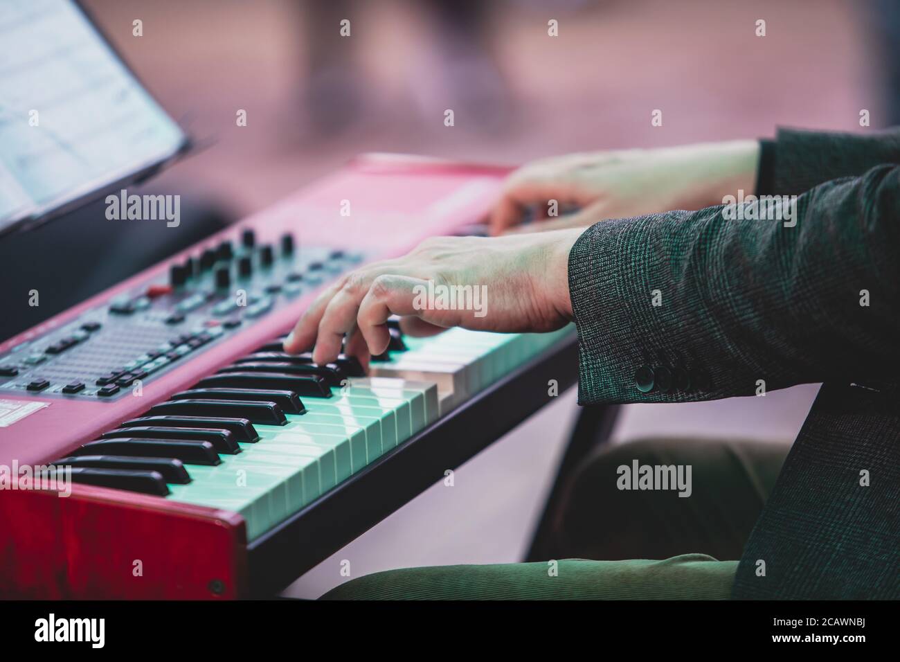 Vue en concert d'un piano à clavier musical pendant un orchestre de jazz  musical, mains claviéristes pendant le concert, pianiste masculin sur scène  Photo Stock - Alamy