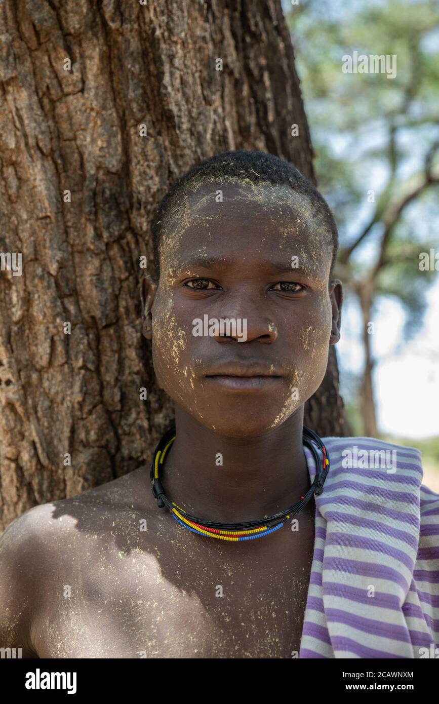 Jeune homme béni avec la vache cud lors d'un rite agricole parmi les Karamojong, district de Moroto, Ouganda Banque D'Images