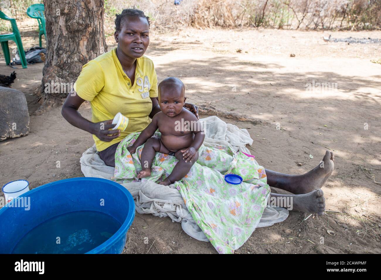 Une mère de Karamojong prenant soin de son enfant dans un village rural, district de Moroto, Ouganda Banque D'Images