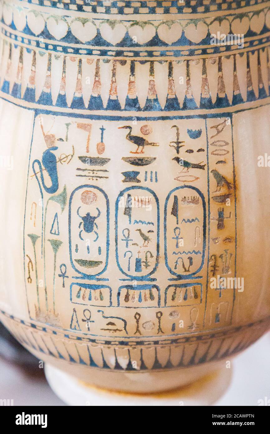 Egypte, Toutankhamon albâtre, de sa tombe à Louxor, détail d'un vase en forme de cloche avec une tige : cartouches du roi et de la reine. Banque D'Images