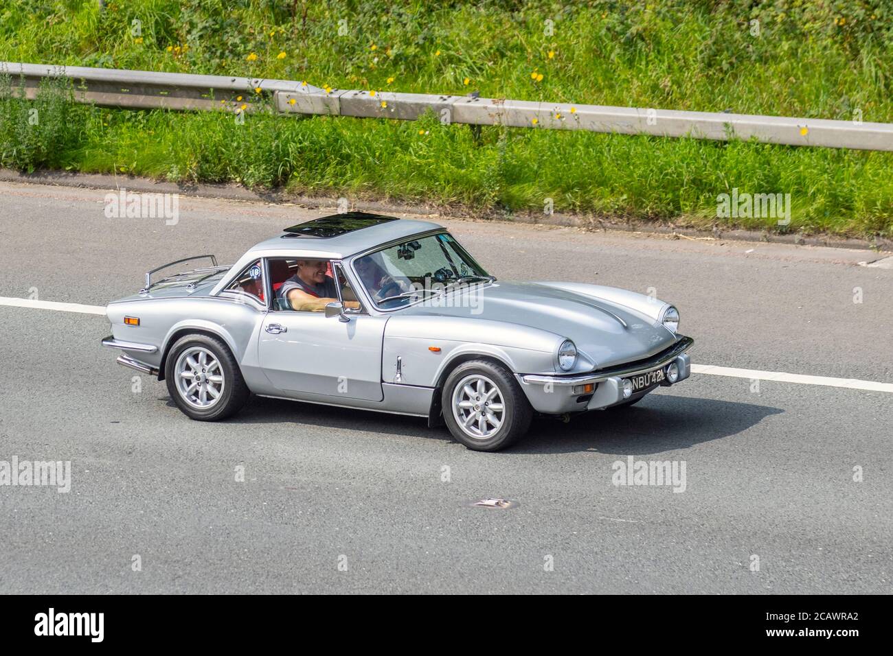 1972 voiture de sport argent Triumph Spitfire des années 70 ; toit rigide Mk IV (Mark 4) ; véhicules mobiles pour la circulation routière, voitures des années 70 conduisant un véhicule sur les routes britanniques, moteurs, conduite sur le réseau d'autoroute M6. Banque D'Images