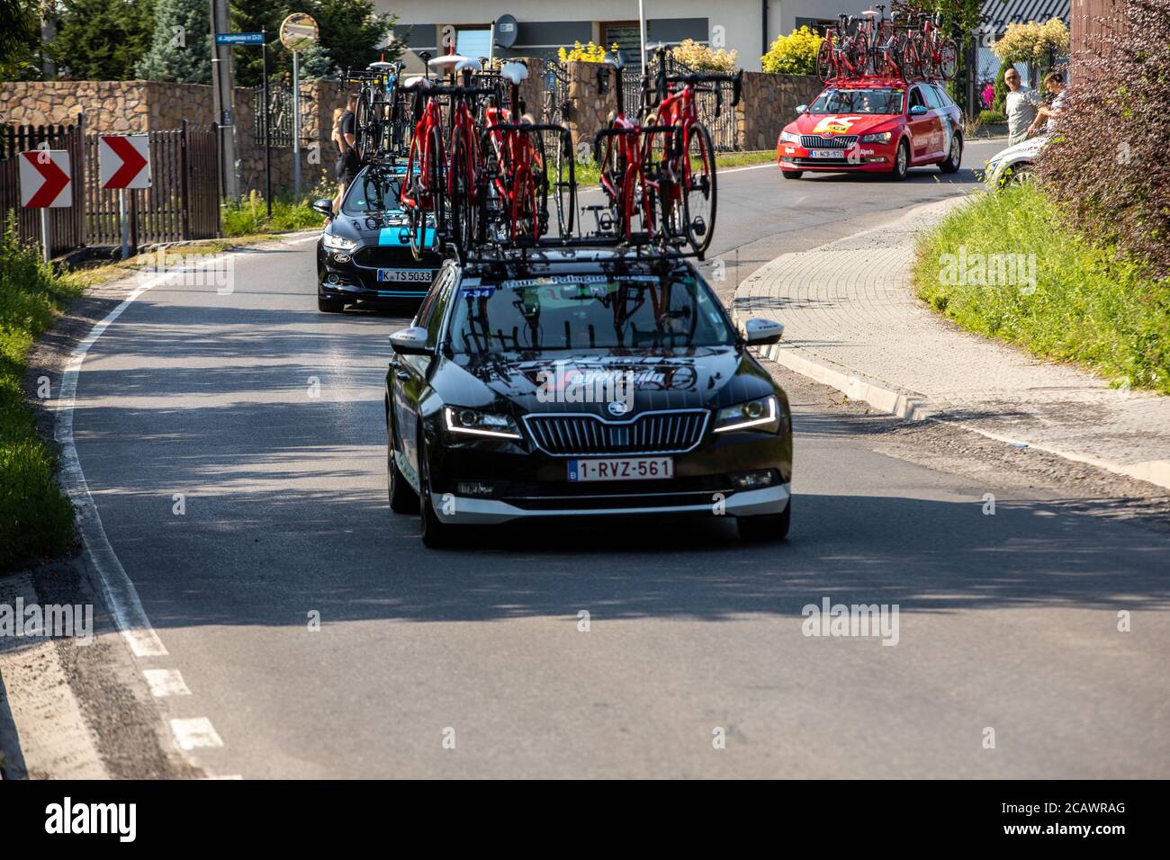 Cracovie, Pologne - 4 août 2018 : véhicule d'équipe sur la route de la course de vélo Tour de Bologne. TDP fait partie du prestigieux monde UCI Banque D'Images