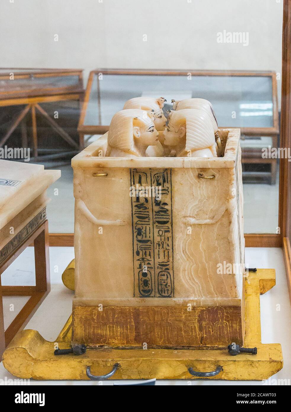 Egypte, le Caire, Toutankhamon albâtre, de sa tombe à Louxor : Canopic box sur luge. Il a la forme d'un sanctuaire. Banque D'Images