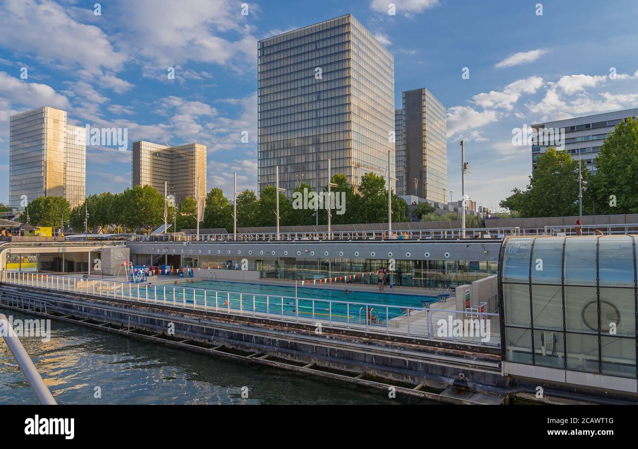 Paris, France - 07 17 2020 : vue sur la piscine Josephine Baker depuis un bateau sur la Seine Banque D'Images
