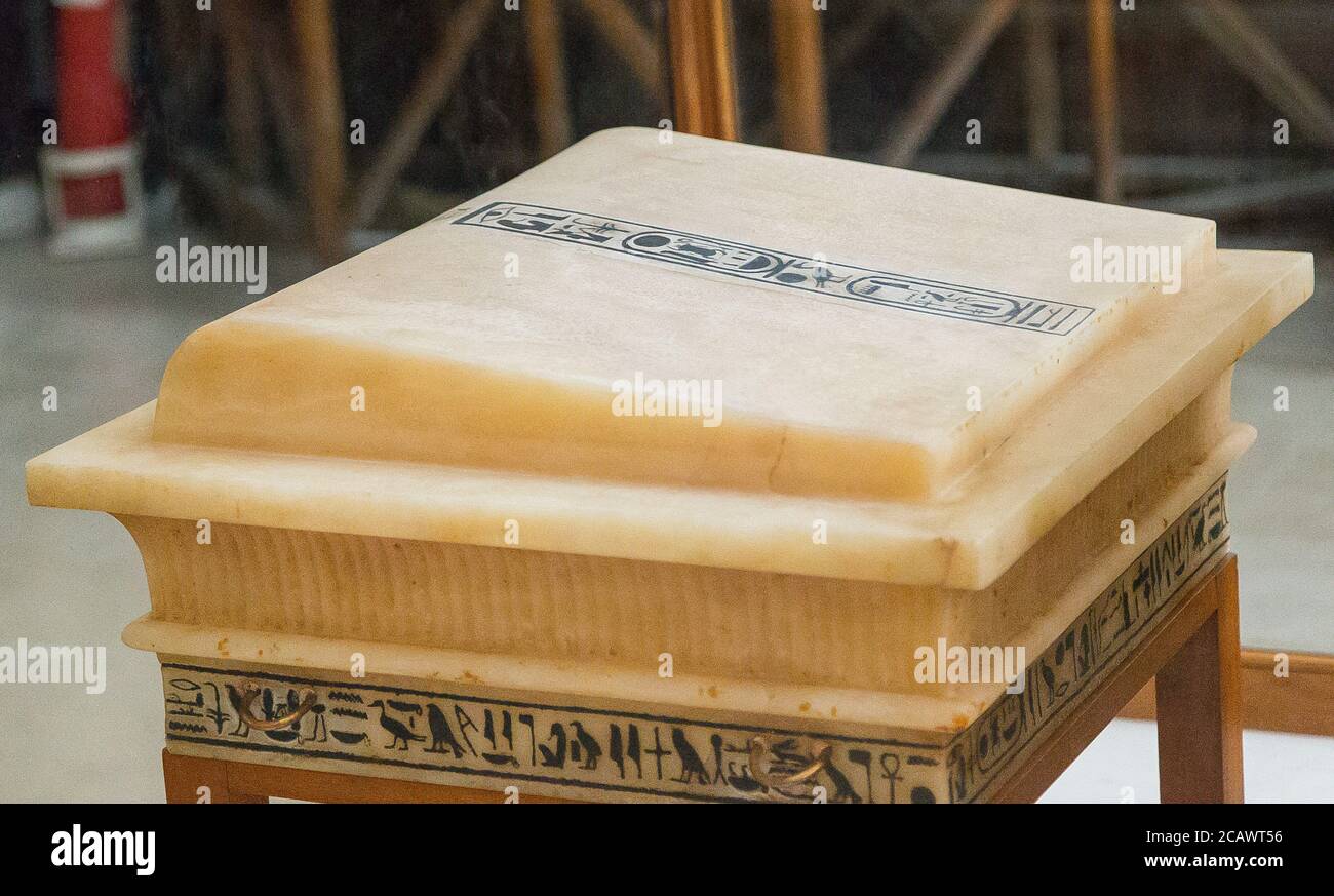 Egypte, le Caire, Toutankhamon albâtre, de sa tombe à Louxor : couvercle de la boîte canopique, avec texte. Banque D'Images